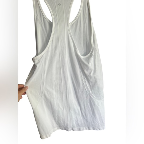 ✅Antonio Melani Active Reflect Seamless Soft Jewel Neck Tank NWT - Picture 2 of 7